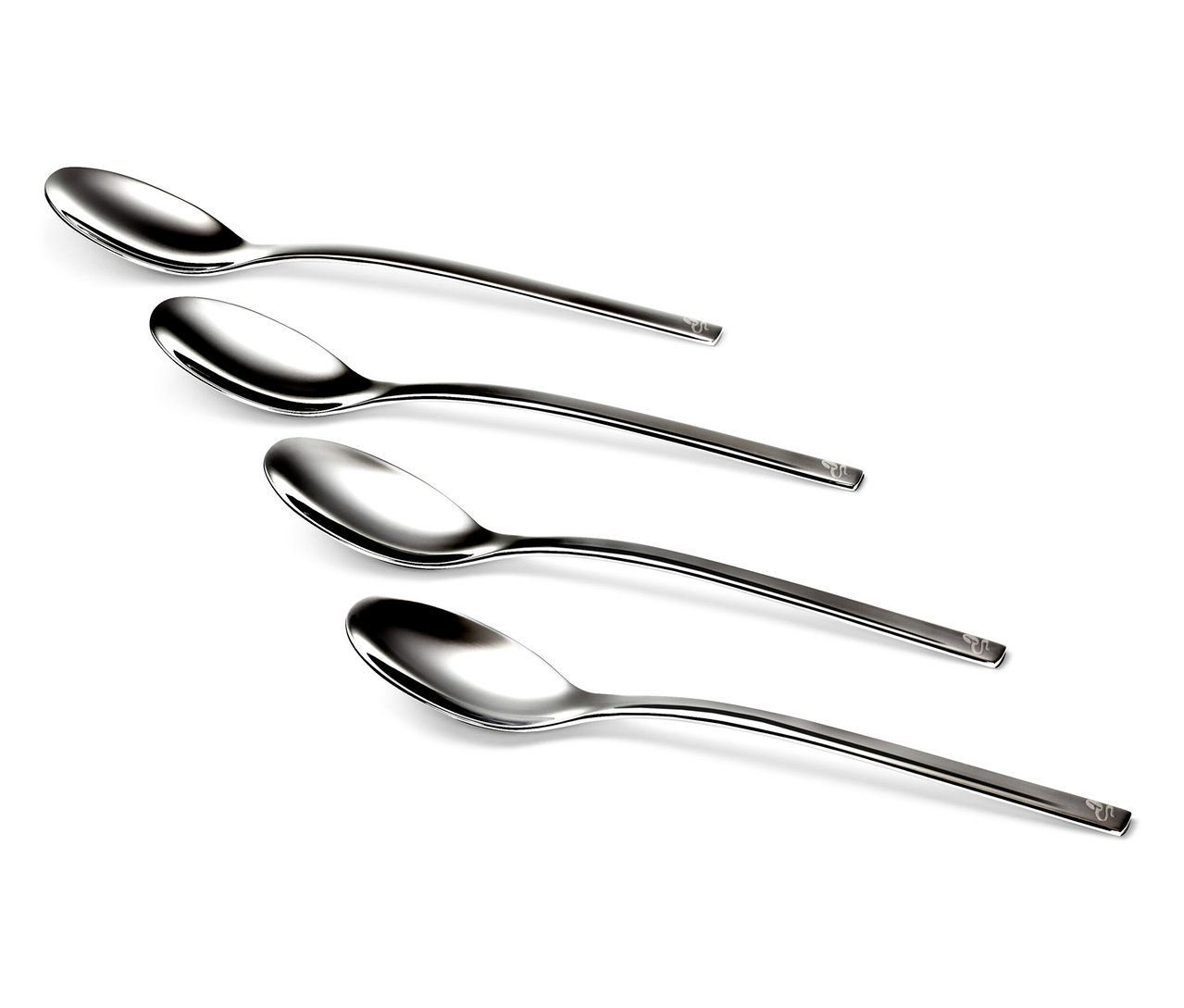 Cztery łyżeczki do kawy, zestaw 4 szt., ułożone diagonalnie na białym tle.