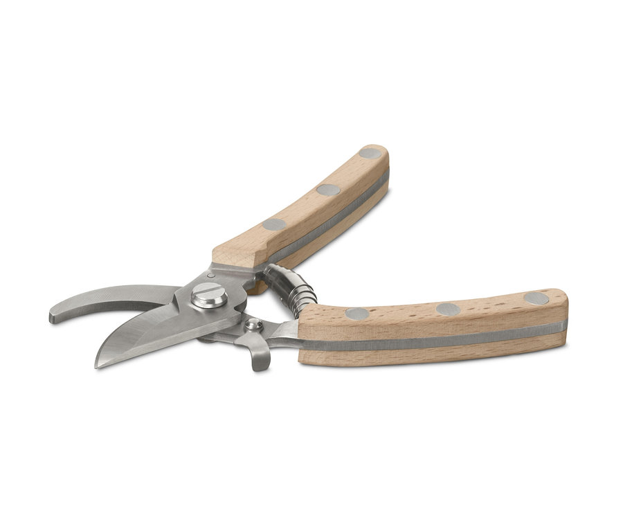 Nożyce ogrodowe z jasną drewnianą rączką i srebrnymi metalowymi ostrzami na białym tle.