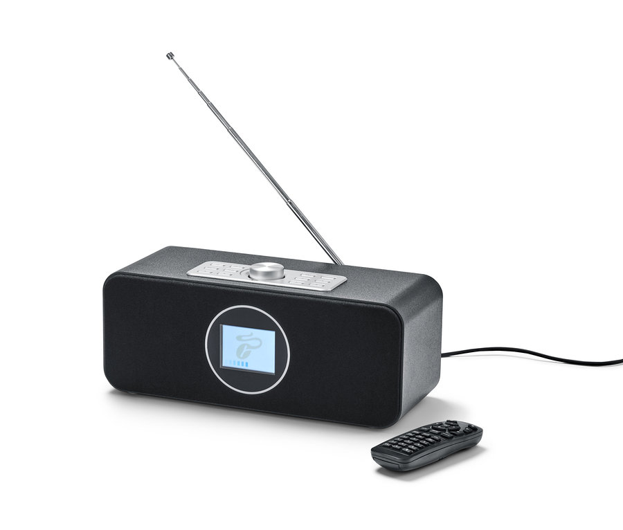Czarne radio internetowe WLAN z kolorowym wyświetlaczem, anteną i pilotem na białym tle.