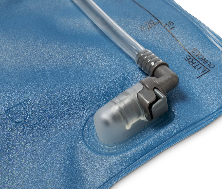 Niebieski bukłak o pojemności 2 l z przezroczystym wężykiem.