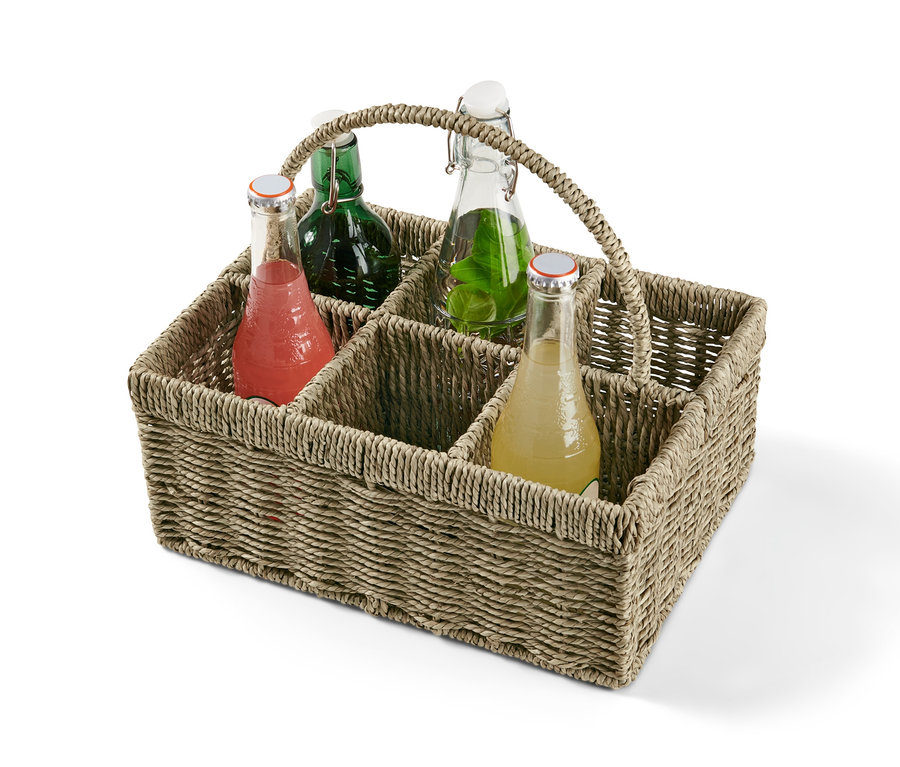 Wiklinowy kosz na butelki z czterema napojami w różnych kolorach.