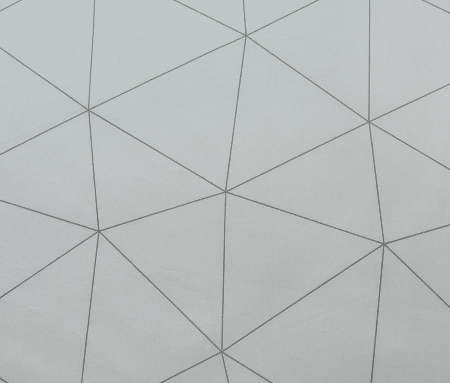Zbliżenie białej pościeli COOLMAX® z szarym geometrycznym wzorem.