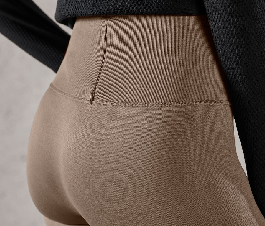 Zbliżenie na kobietę ubraną w bezszwowe legginsy do biegania.