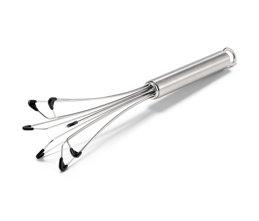 Profesjonalna trzepaczka kuchenna ze srebrną rączką i drutami z czarnymi końcami leży na białym tle.