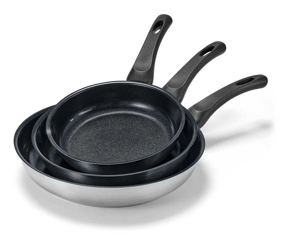 Trzy patelnie ze stali nierdzewnej z powłoką ceramiczną w różnych rozmiarach ułożone jedna na drugiej.