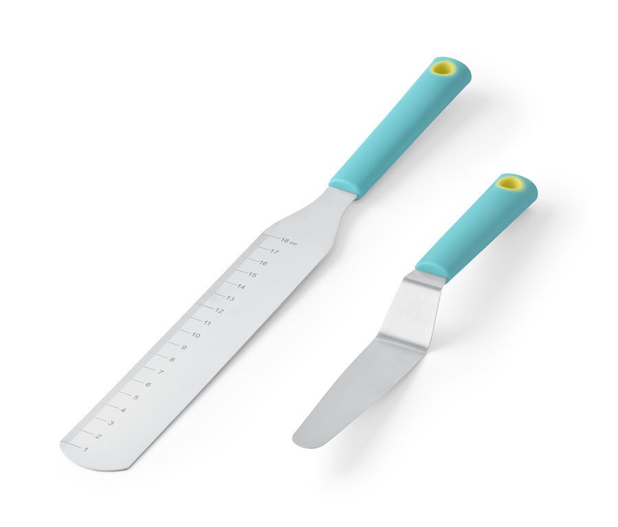 Dwie szpatułki do ciast z niebieską rączką i żółtym otworem na końcu.