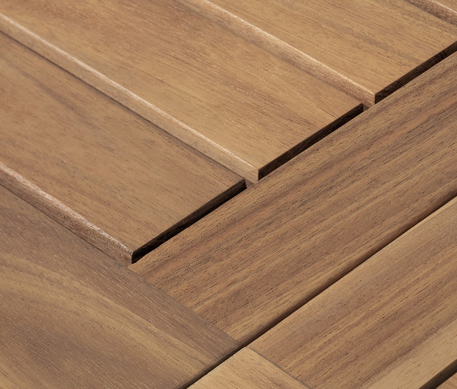 Detal okrągłego stołu rozsuwanego.