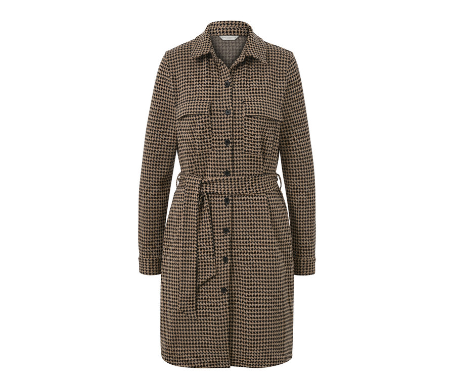 Brązowa sukienka w pepitkę ze długimi rękawami, guzikami i paskiem.