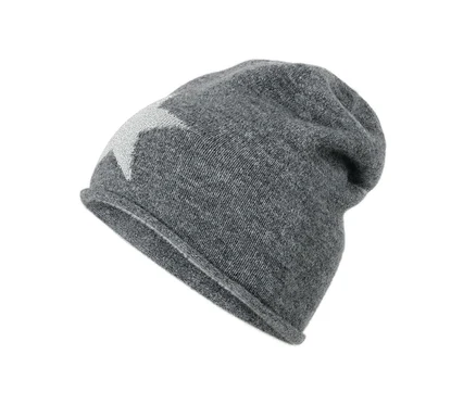 Szara czapka beanie z delikatnej dzianiny ze srebrną, błyszczącą gwiazdą.
