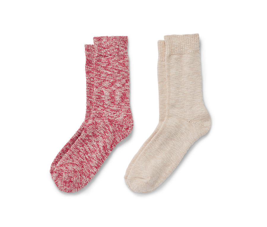 Dwie pary skarpet z dzianiny. Jedna para jest czerwono-biała, a druga beżowa.