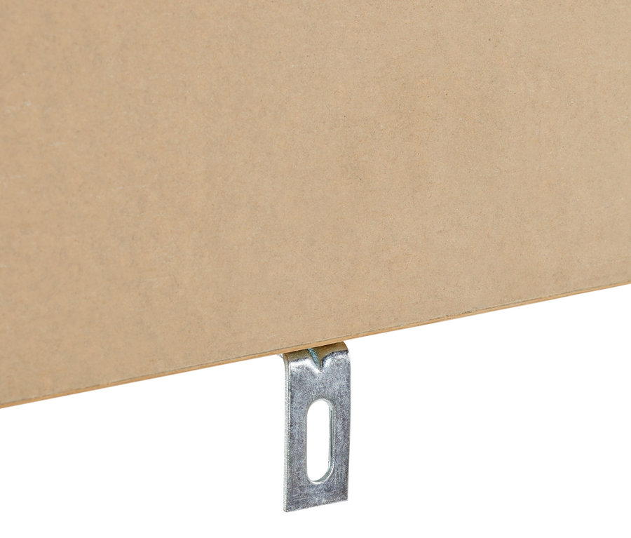 Szczegółowe ujęcie metalowego wspornika regału z sekretarzykiem przymocowanego do drewnianej płyty.