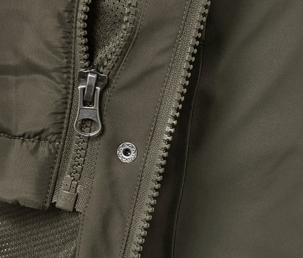 Zbliżenie oliwkowozielonego płaszcza przeciwdeszczowego 3 w 1 z kamizelką, z zamkiem błyskawicznym i zatrzaskiem.