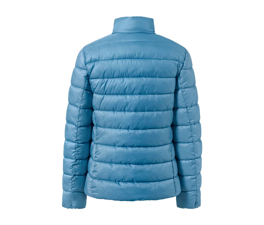 Zdjęcie z tyłu kurtki pikowanej.