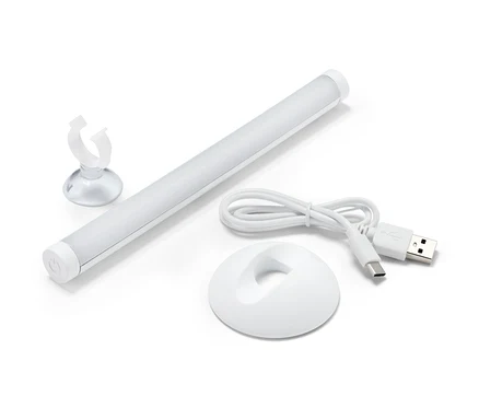 Lampa funkcyjna LED i akcesoria na białym tle.