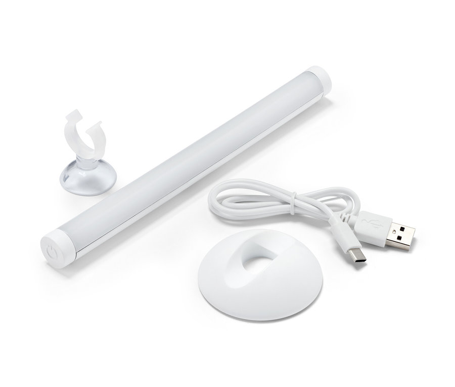 Lampa funkcyjna LED i akcesoria na białym tle.