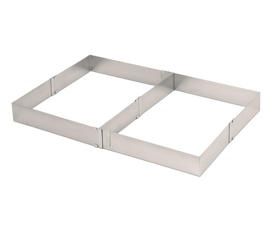 Dwie ramki do pieczenia ze stali nierdzewnej leżą obok siebie na białym tle.