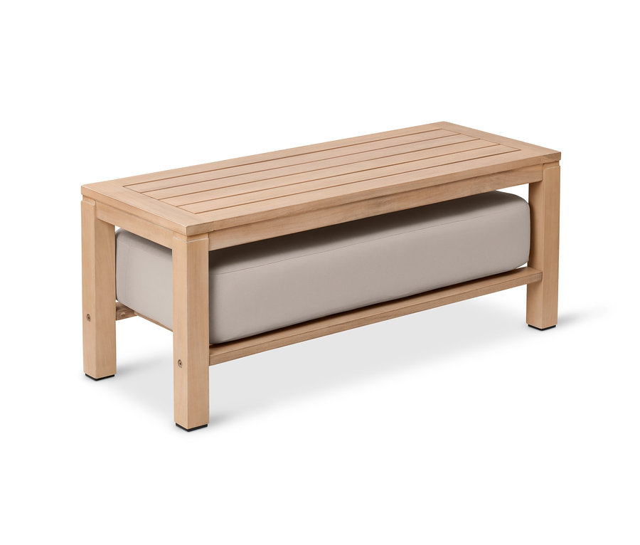 Ławka z jasną poduszką.