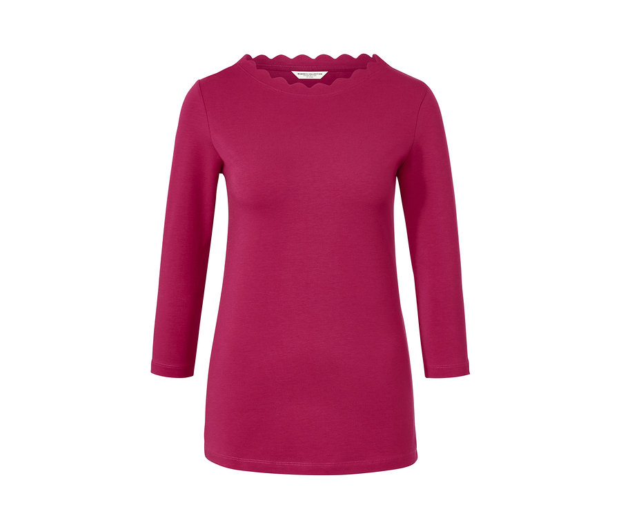 Malinowa czerwona bluzka z rękawami 3/4 i ozdobnym dekoltem.