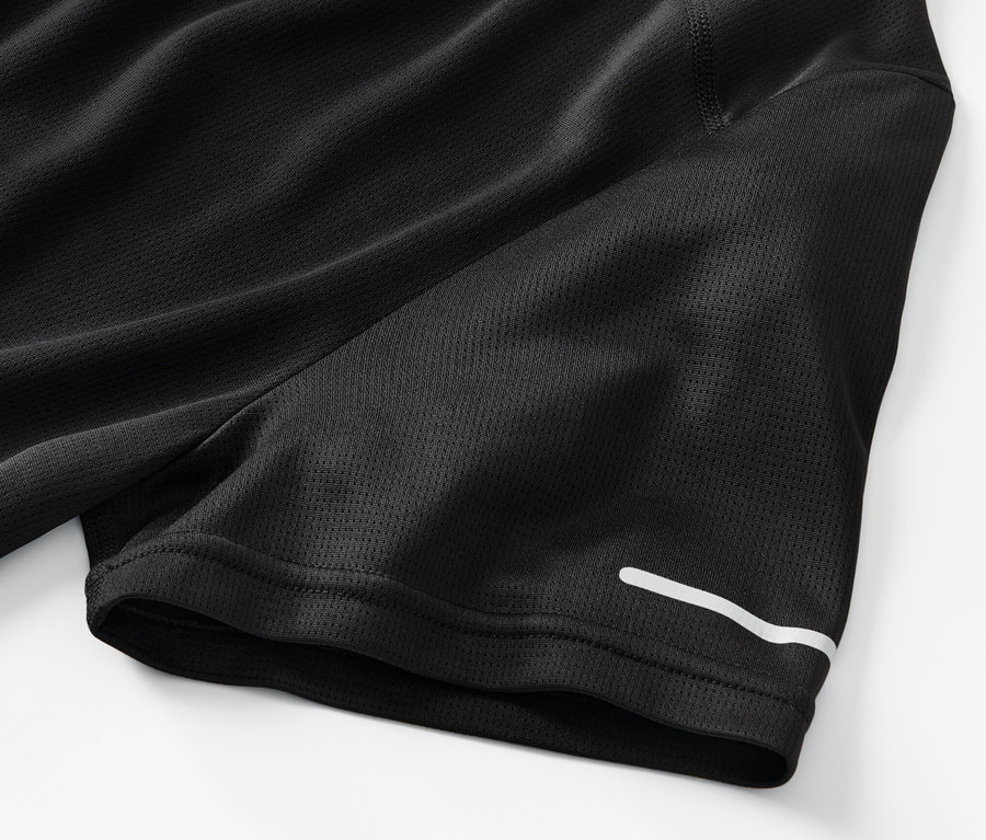 Zbliżenie na czarną koszulkę funkcyjną.