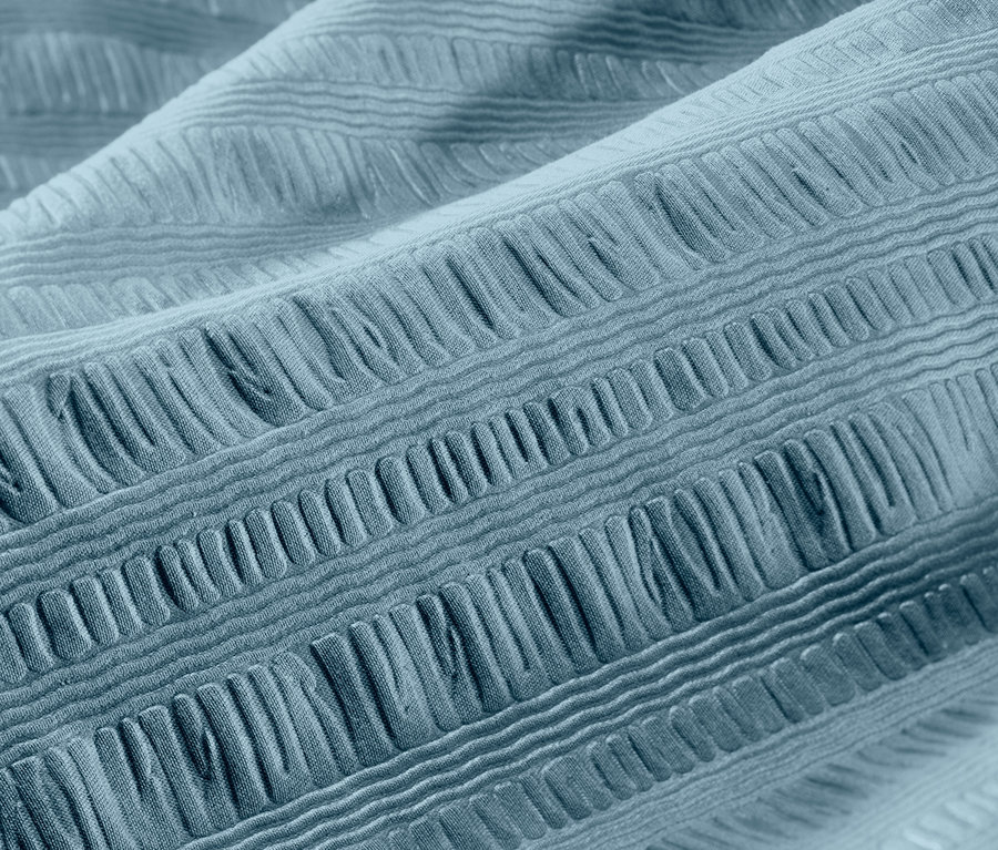 Zbliżenie na niebieską pościel z kory.