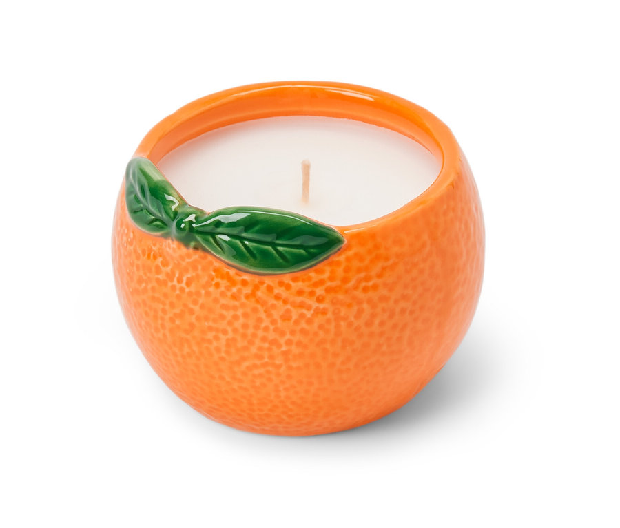 Świeca citronella w pomarańczowym pojemniku.