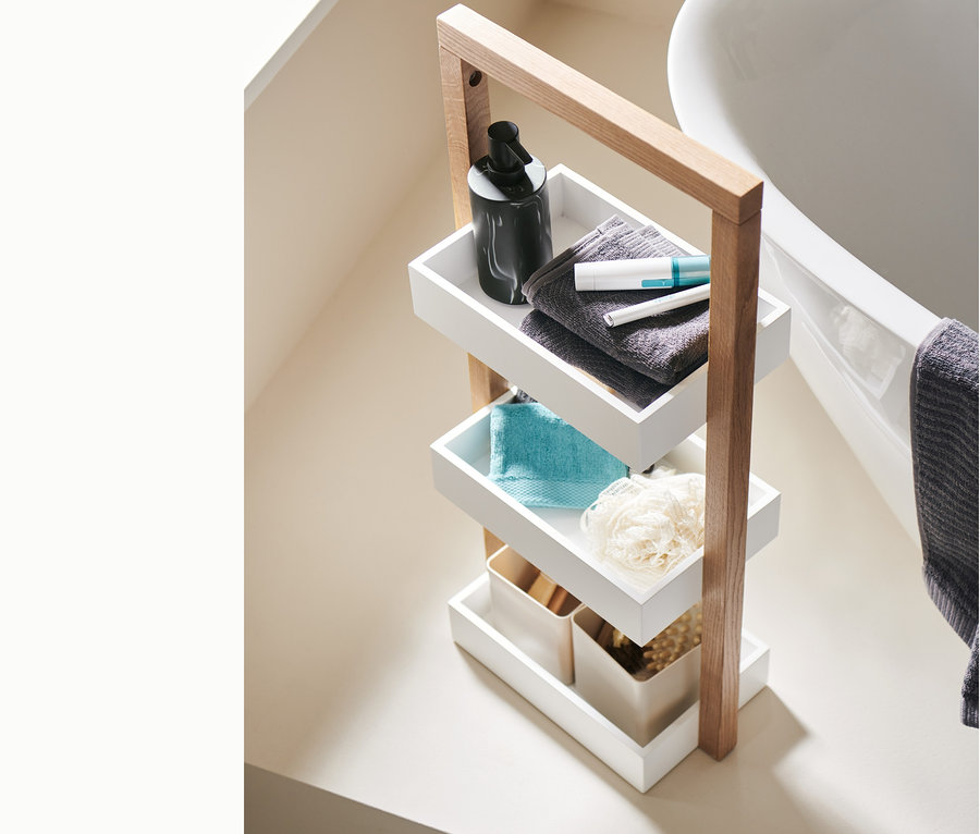 Czteropoziomowy regał z elektrycznym trymerem do brwi, trymerem do ciała i twarzy, dozownikiem mydła, ręcznikami żakardowymi, organizerami i myjkami.