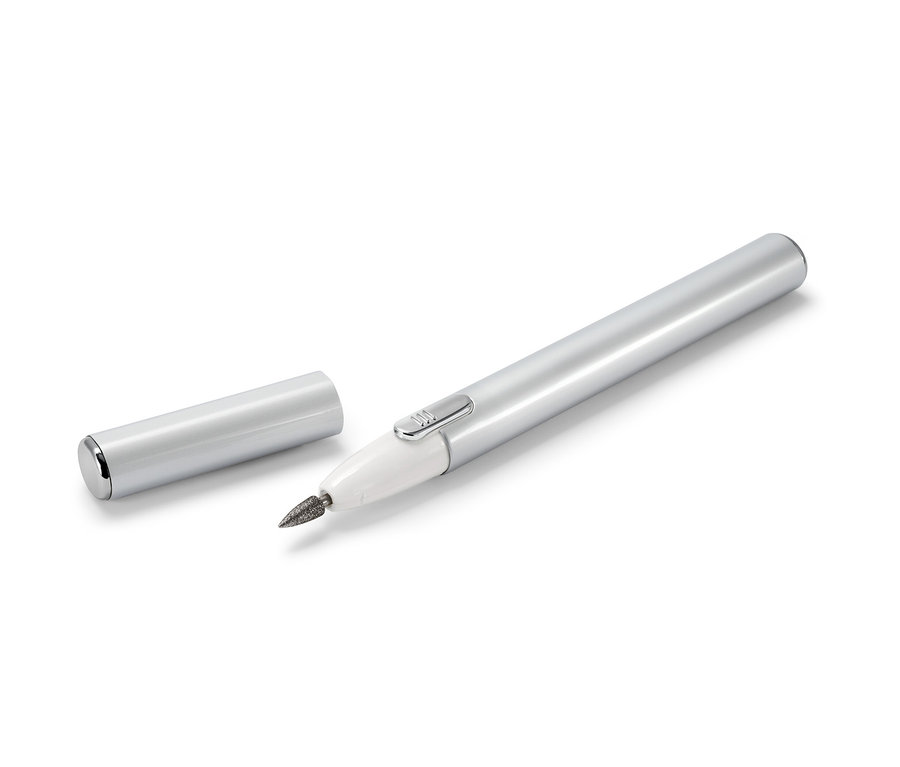 Srebrne urządzenie do manicure i pedicure ze zdejmowaną nasadką na białym tle.