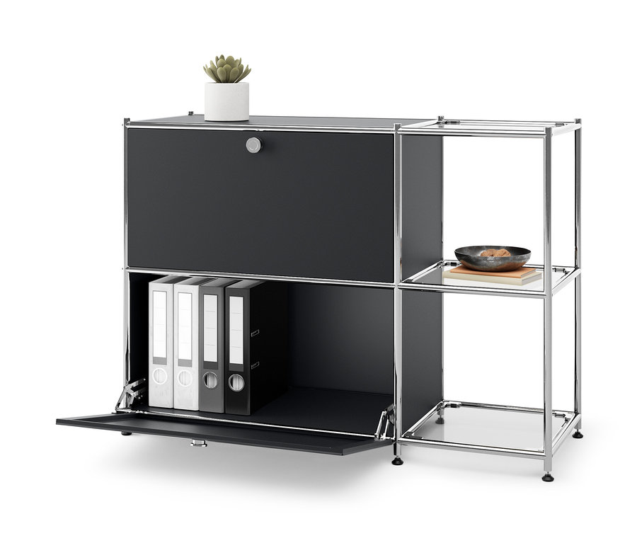 Czarna metalowa szafka typu sideboard „CN3” z 2 szafkami z klapami, z rośliną na górze i segregatorami w środku.