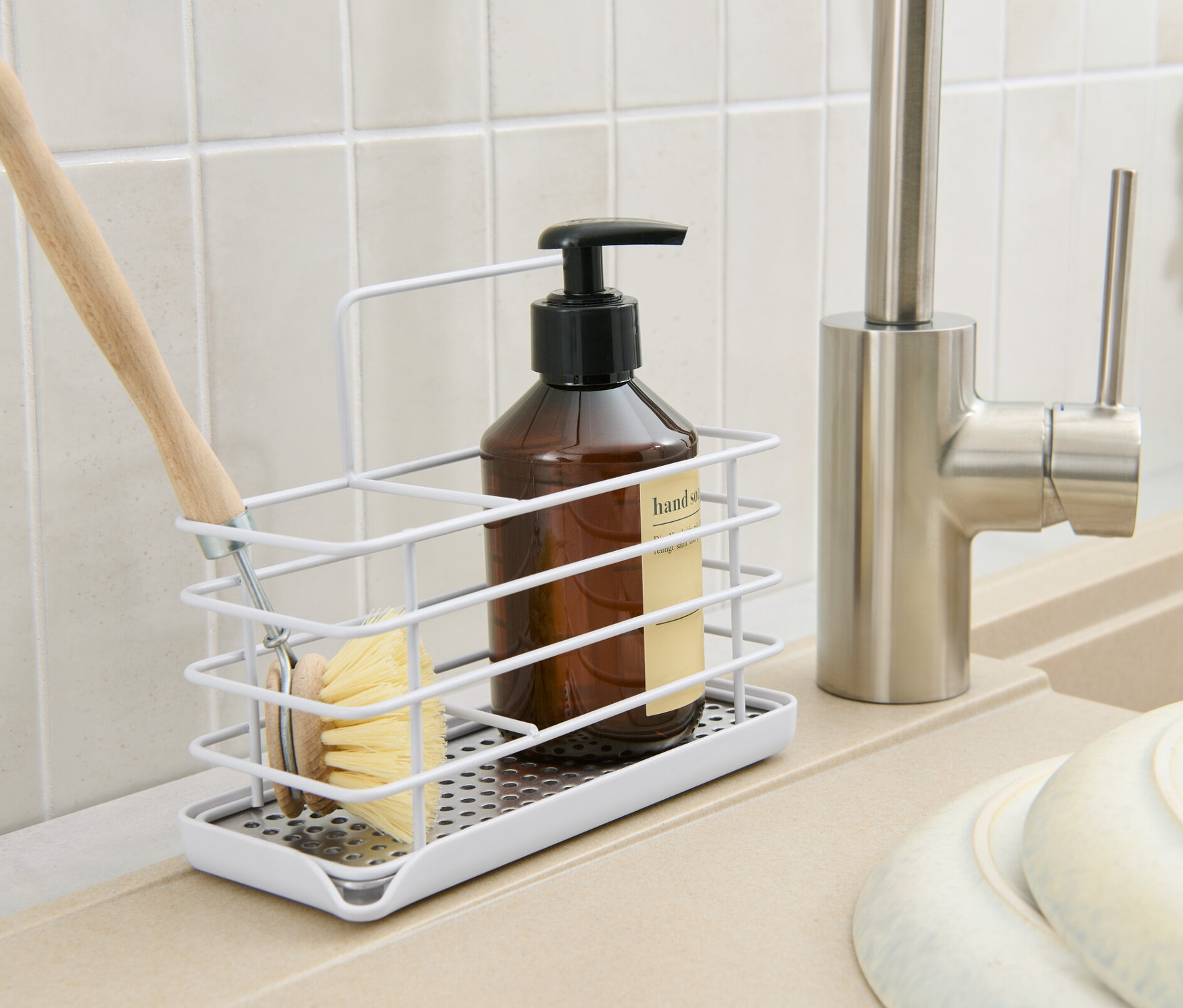 W kuchni znajduje się organizer na przybory do zmywania z szczotką, butelką i dozownikiem mydła.