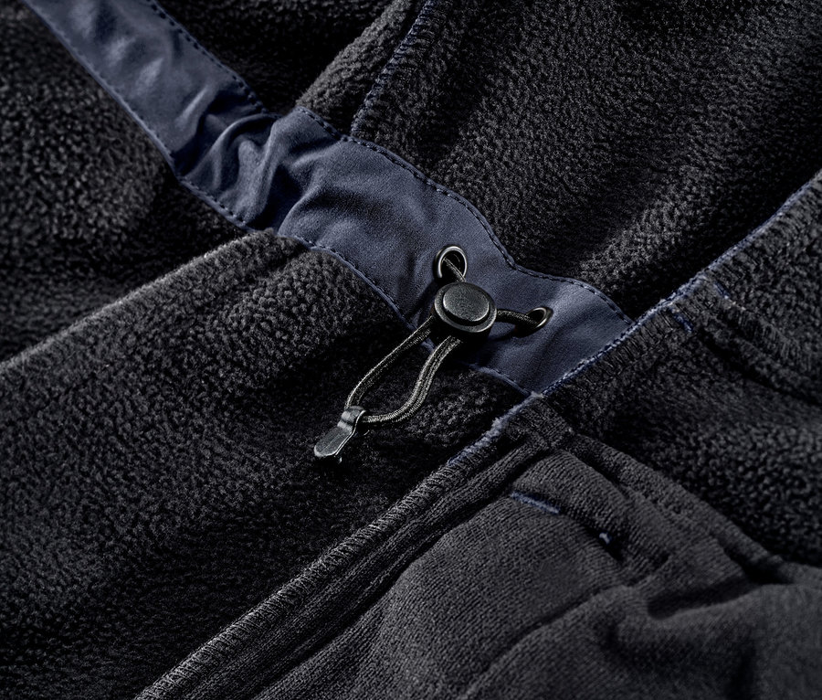 Szczegół niebieskiego płaszcza softshellowego.