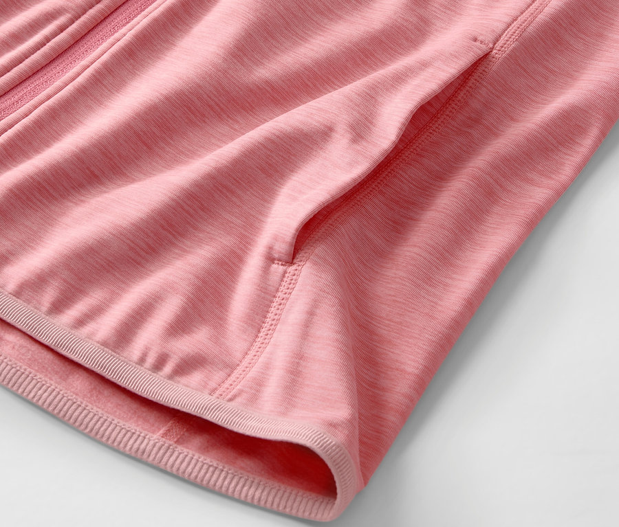 Zbliżenie na bladoróżową bluzę sportową melanż z kieszenią.