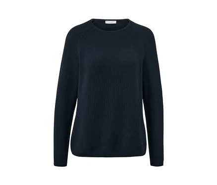 Granatowy sweter z dzianiny.