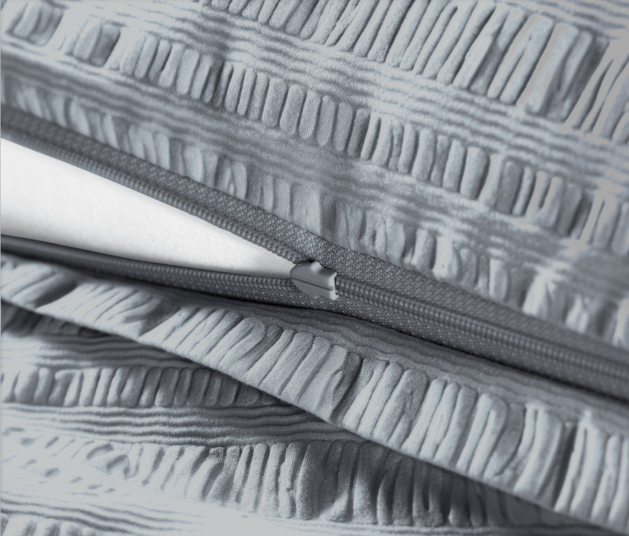 Zbliżenie szarej pościeli z kory w rozmiarze standardowym i niestandardowym z zamkiem błyskawicznym.