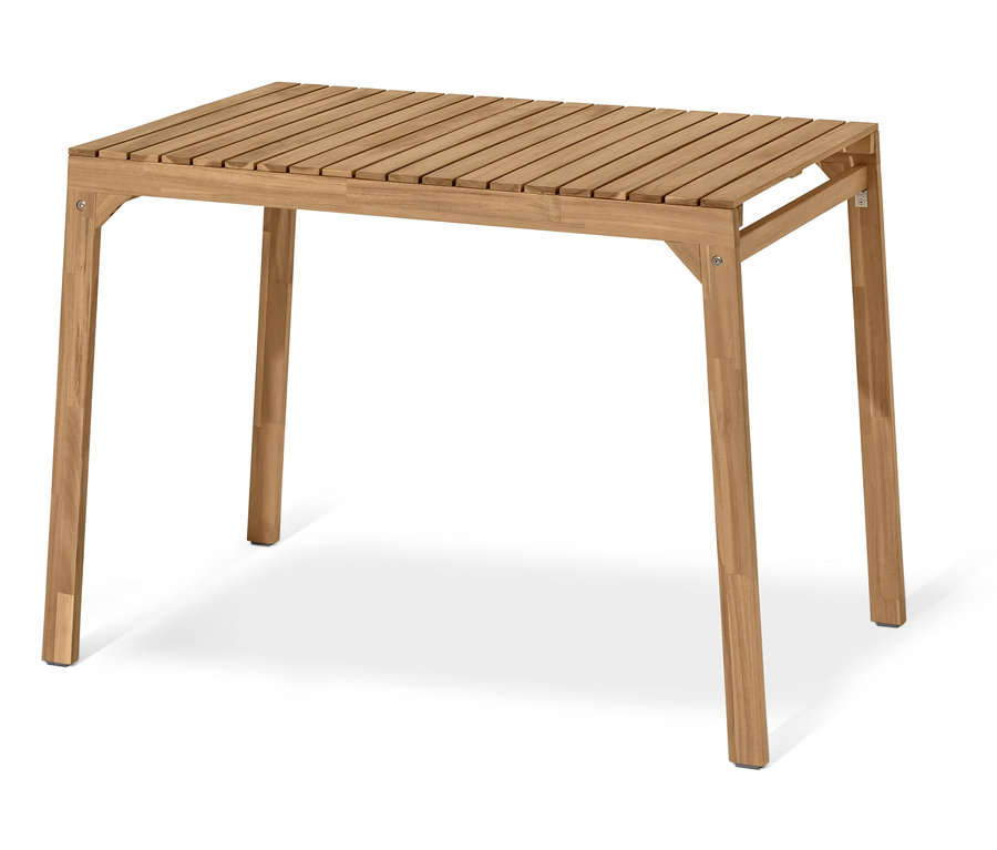 Prostokątny stół z zestawu balkonowego z plecionką tekstylną, z blatem listwowym i czterema kwadratowymi nogami.