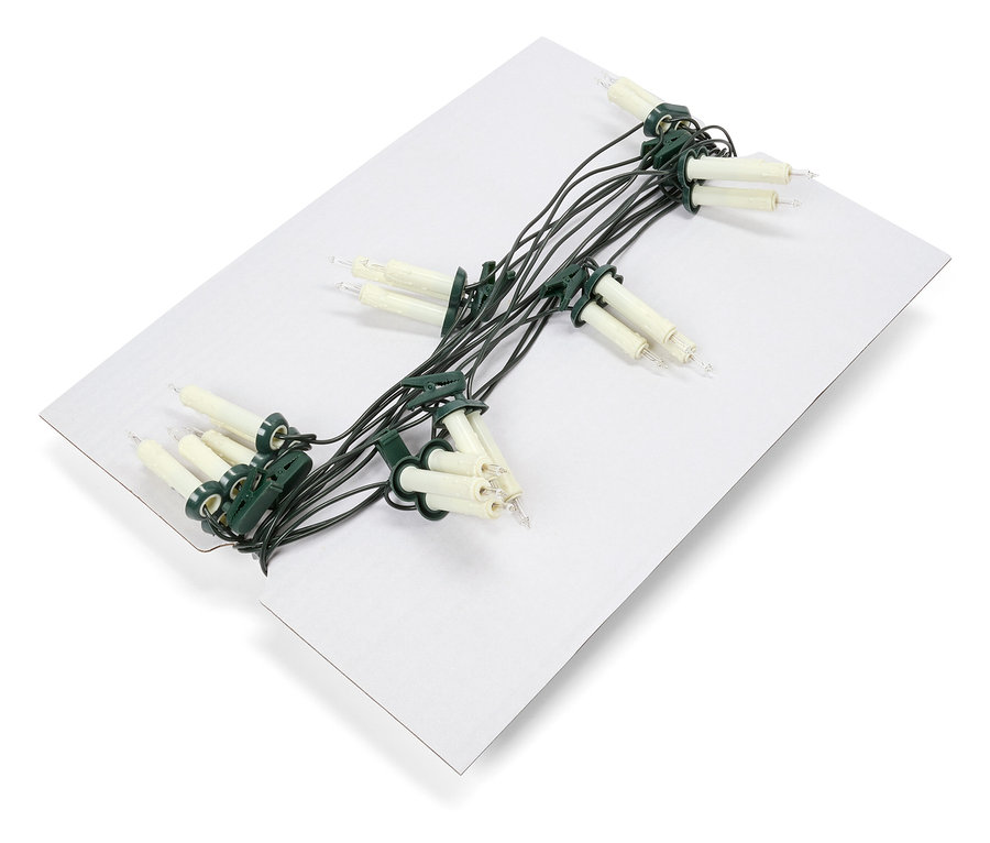 Girlanda światełek na białej powierzchni.