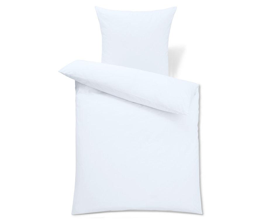 Białe poszewki na poduszki i kołdry.