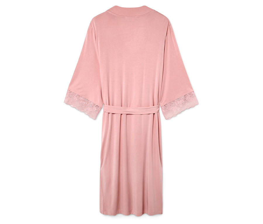 Różowy szlafrok z koronką na rękawach i paskiem.