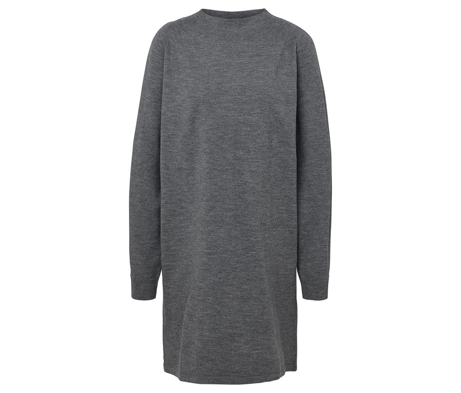 Szara sukienka z dzianiny z długim rękawem.