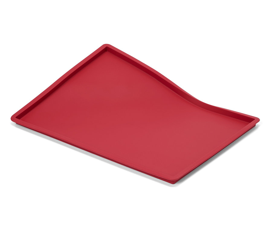 Czerwona mata na białym tle.