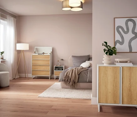 Sypialnia z szarą akumulatorową lampą stołową LED na stoliku nocnym.