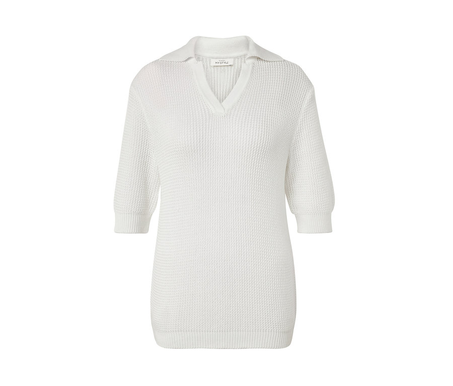 Biały letni sweter z dzianiny z krótkimi rękawami i kołnierzykiem.