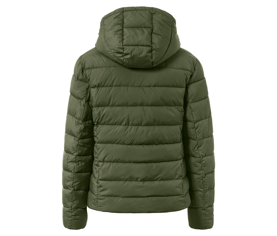 Widok z tyłu oliwkowozielonej kurtki puchowej z kapturem.