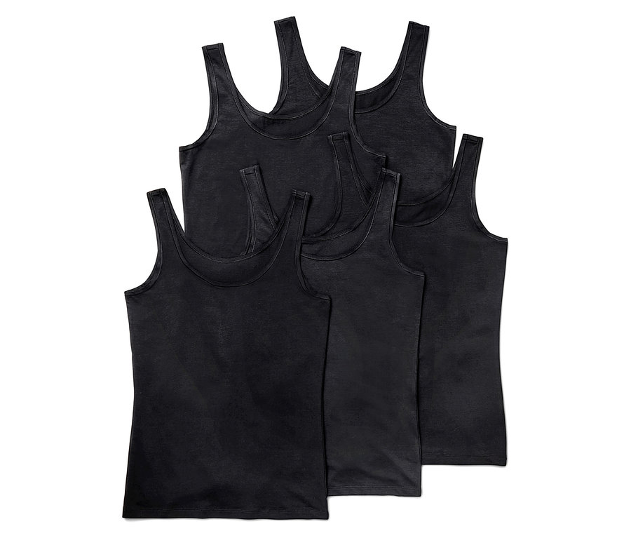 Pięć czarnych podkoszulek.