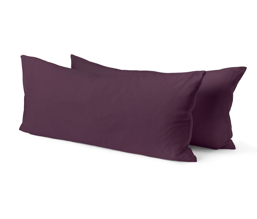 Dwie fioletowe poduszki leżą na białym tle.