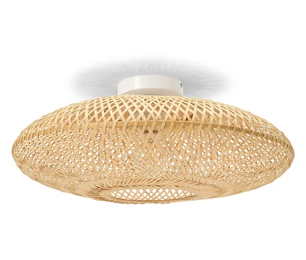 Owalna lampa sufitowa z jasnego bambusa z białym mocowaniem sufitowym.
