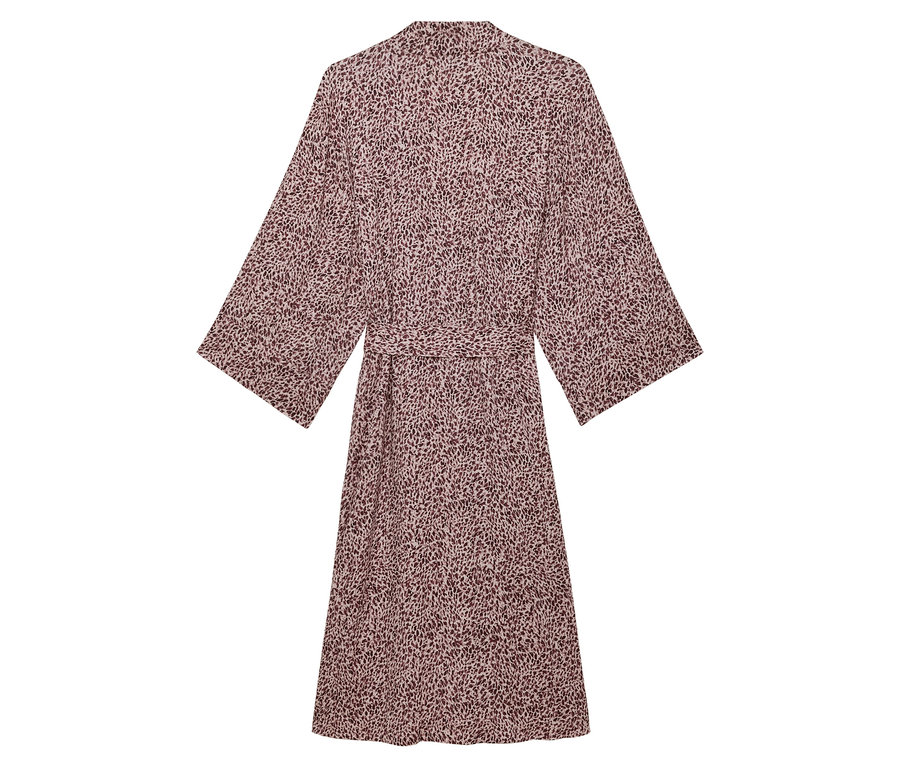 Widok z tyłu wzorzystej sukienki damskiej z paskiem.