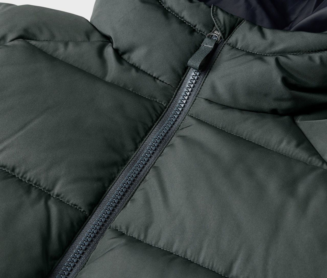 Szczegół dziecięcej kurtki termicznej z zamkiem błyskawicznym.