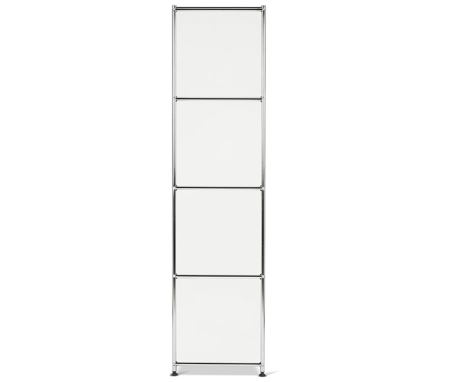 Czteropoziomowy chromowany regał z białymi półkami.