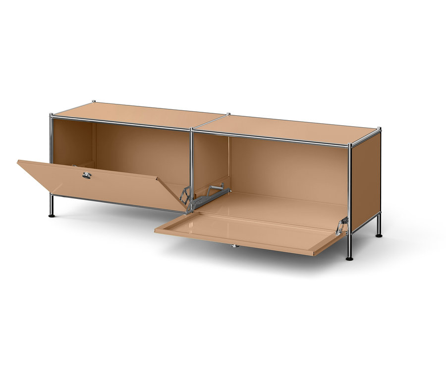 Beżowa szafka z dwojgiem otwartych drzwi.