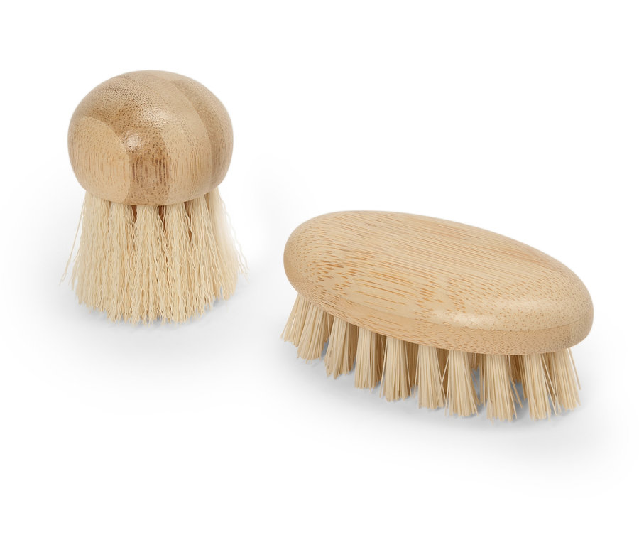 Dwie drewniane szczotki na białym tle.